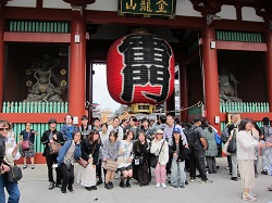 浅草寺、雷門前で記念撮影。